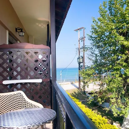 מלון Kamelia & Semeli 2*