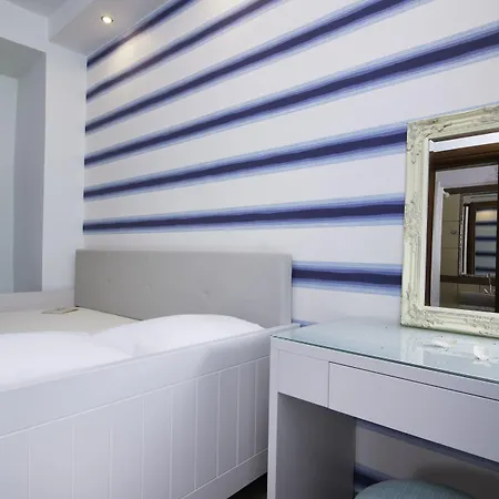 מלון Kamelia & Semeli 2*